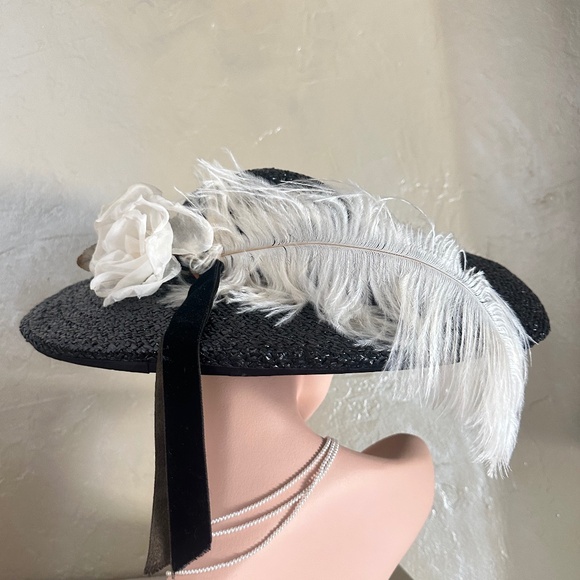 SPLENDID 1950s\' BLACK STRAW CARWHEET HAT + WHITE FABRIC ROSE & OSTRICH FEATHER main image 12